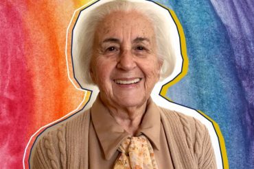 Aos 90 anos, Dona Neuza comanda o blog que leva seu nome e ainda ensinar como fazer o resgate de memória, com cursos e aulas online